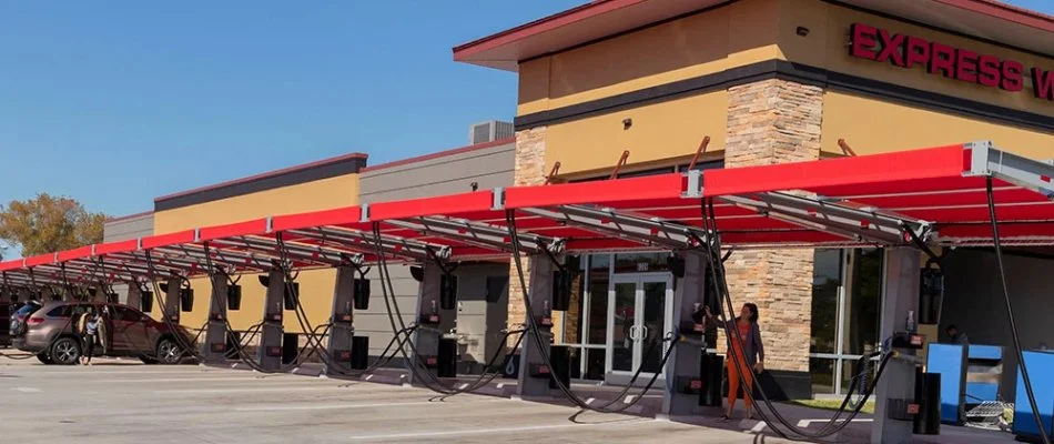 Car wash with vacuums in Florida.